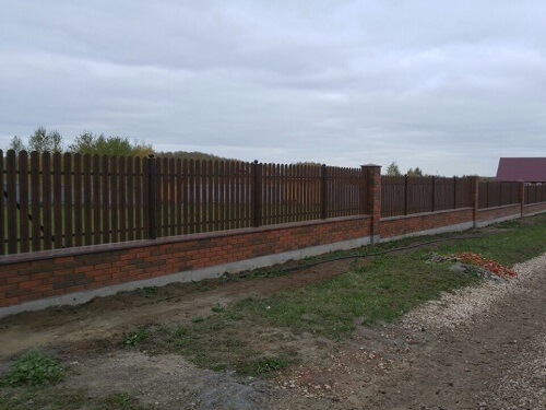 Монтаж забора из металлоштакетника в Марьиной Горке