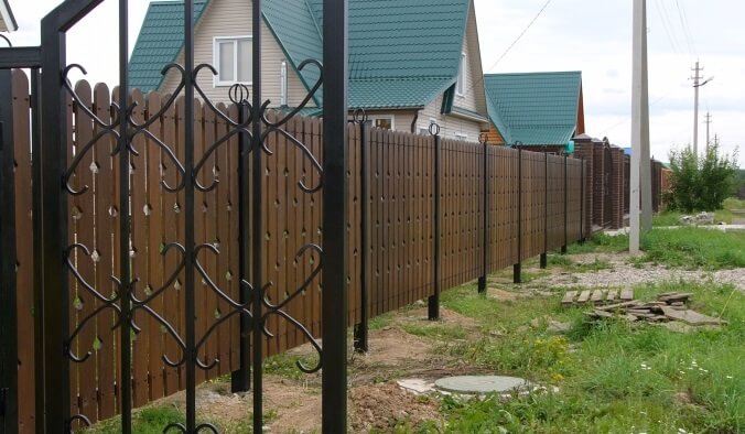 Строительство забора из дерева в Марьиной Горке